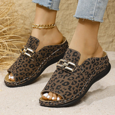 Pantuflas de cuña con estampado de leopardo: comodidad playera en tallas grandes