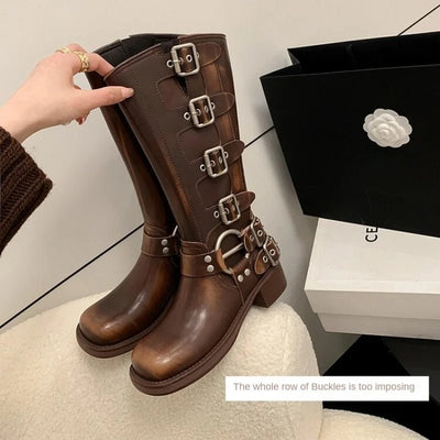 Botas de caballero con hebilla: estilo audaz y comodidad